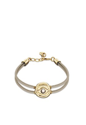 Pulsera de cuero con doble correa gris, que presenta un detalle central en tono dorado con un diseño de ojo y una piedra transparente. Cierre de mosquetón.