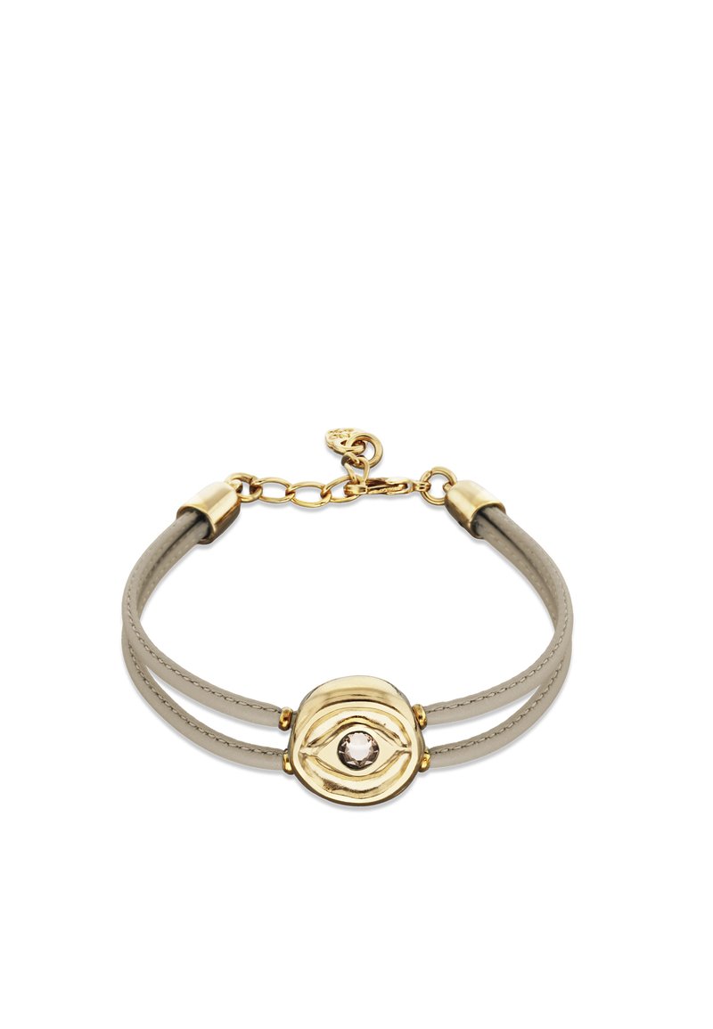 Bracelet en cuir avec deux bracelets gris, présentant un accent central doré avec un motif d'œil et une pierre transparente. Fermeture à pince homard.