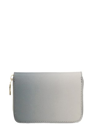 Portafoglio sintetico grigio con texture liscia, chiusura con zip e cuciture a contrasto. Presenta un piccolo dettaglio con tiretto della zip dorato.