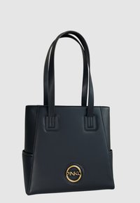 Borsa a spalla in pelle nera con doppi manici piatti, forma triangolare, dettaglio del logo circolare dorato e superficie liscia.