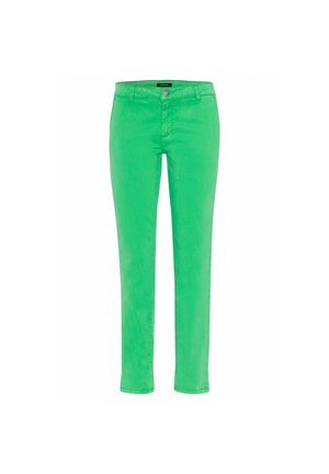 Kraftigt grønne slim-fit jeans med frontknap og lommer, vist fladt på en ensfarvet hvid baggrund.