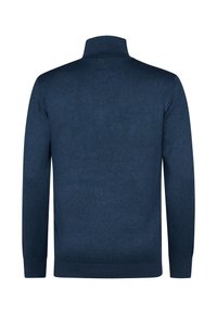 Pulover tricotat de culoare bleumarin, cu guler înalt, mâneci lungi și margini cu nervuri. Textură netedă cu un model ușor melanj.