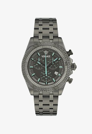 Reloj cronógrafo para hombre de acero inoxidable de Versace con esfera negra, acentos en azul claro, indicador de fecha y pulsera detallada con patrón de llave griega.