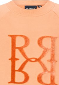 Różowa bluza z dużymi, puszystymi pomarańczowymi literami "R R D" w nakładającym się wzorze. Żebrowany dekolt i miękka tekstura.