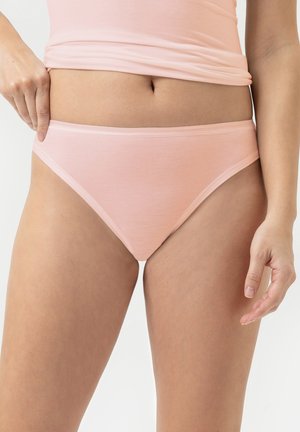 Lichtroze katoenen hipster onderbroek met een gladde textuur, elastische tailleband en minimaal stiksel, ontworpen voor comfort en pasvorm.