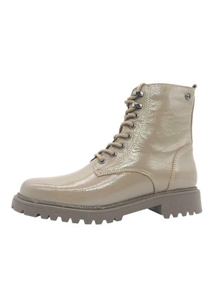 Bottines beiges en cuir verni, à lacets, avec un col rembourré et une semelle en caoutchouc épaisse présentant un motif de semelle texturé.