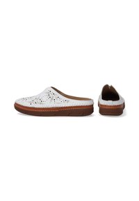Hvide læderslippers med perforerede blomsterdesigns. Brun gummisål med struktureret greb. Bagfra vises åbent hældesign.