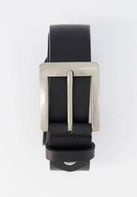 Ceinture en cuir noir avec une boucle rectangulaire en métal brossé, texture lisse et fermeture à boucle simple avec un accent en argent.