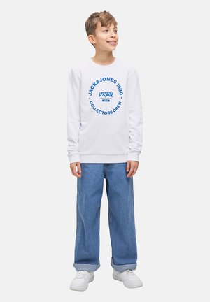 Witte crewneck sweatshirt met blauwe grafische tekst, gecombineerd met lichtblauwe wijde jeans en witte sneakers; een relaxte pasvorm en een zachte textuur.