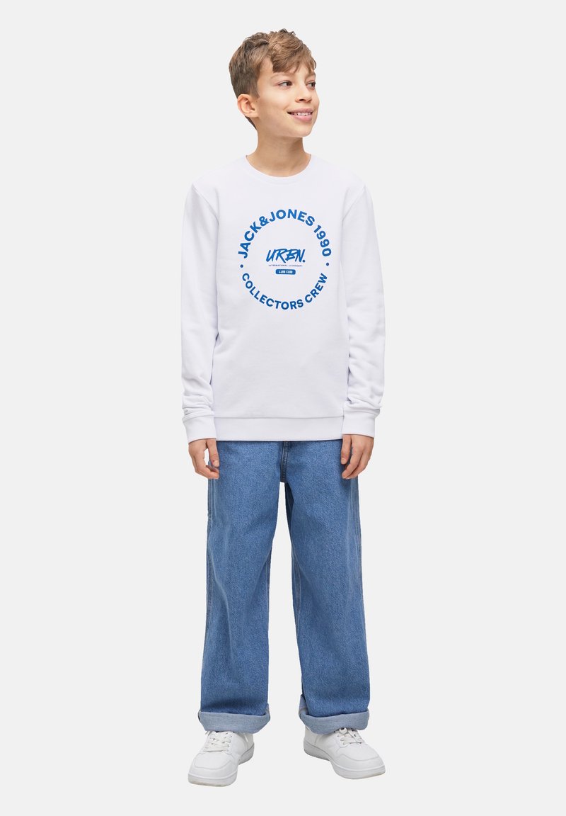 Vit crewneck sweatshirt med blå grafisk text, tillsammans med ljusblå vida jeans och vita sneakers; avslappnad passform och mjuk textur.