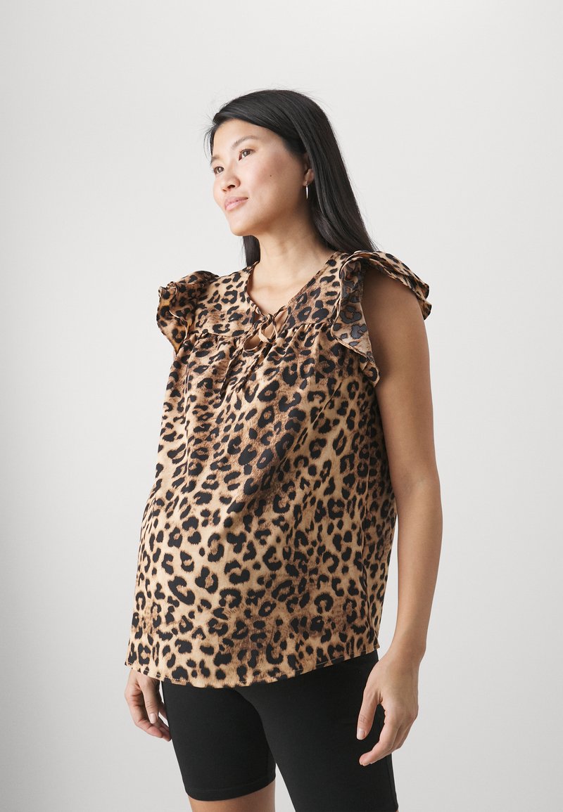 Leopardmønster bluse i brunt og sort med volangærmer og knytting ved halsudskæringen, lavet af et blødt, glat stof.