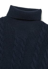 Dunkel marineblauer Strickpullover mit Rollkragen, grobem Rippkragen und detailliertem, strukturiertem Strickmuster auf der Vorderseite.