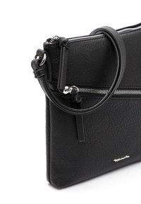 Borsa a pochette in pelle nera con superficie testurizzata, hardware in tonalità argento, tracolla rimovibile e doppio scomparto con cerniera. Design minimalista.