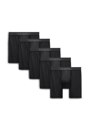 Fünf Paare schwarze Lululemon Boxershorts, in versetzter Reihe angeordnet, Vorderseite und Bund mit Markenlogo sichtbar.