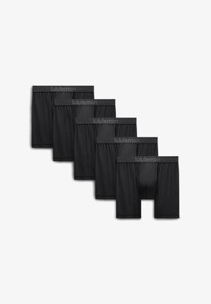 Fünf Paare schwarze Lululemon Boxershorts, in versetzter Reihe angeordnet, Vorderseite und Bund mit Markenlogo sichtbar.