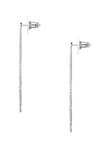 Sudraba ķēdes auskari ar elegantu dizainu, kas ietver taisnu tapu un teksturētu, savienotu ķēdi, kas izteikti karājas uz leju.