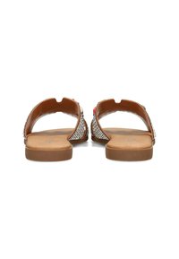 Braune flache Sandalen mit offenem Rücken, verziert mit silbernen Akzenten und bunten dekorativen Elementen an den Seiten, mit einer glatten Sohle.