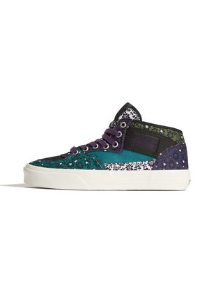 Wysokie sneakersy z wielokolorowym kwiatowym wzorem, fioletowymi sznurówkami, czarnymi i turkusowymi panelami oraz białą gumową podeszwą widziane z boku.