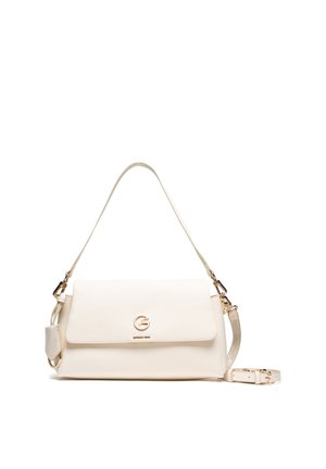 Borsa a mano in pelle color crema con patta, logo e minuteria dorati, manico corto e tracolla rimovibile e regolabile su sfondo bianco.