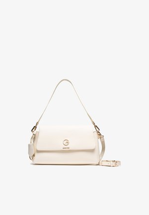 Sac à main en cuir couleur crème avec rabat, logo doré et quincaillerie, poignée courte et bandoulière détachable et réglable sur fond blanc.