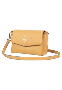 Žlutá texturovaná crossbody kabelka s klopou, zlatými kováními a logem U.S. Polo Assn. Vybavena nastavitelným popruhem a čistými liniemi.