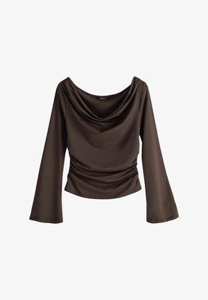 Sötétbarna hosszú ujjú női felső redős nyakkivágással és enyhe redőzéssel a deréknál, fehér háttéren bemutatva.