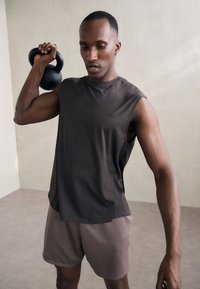 ICANIWILL STRIDE SLEEVELESS MEN - Top - charcoal