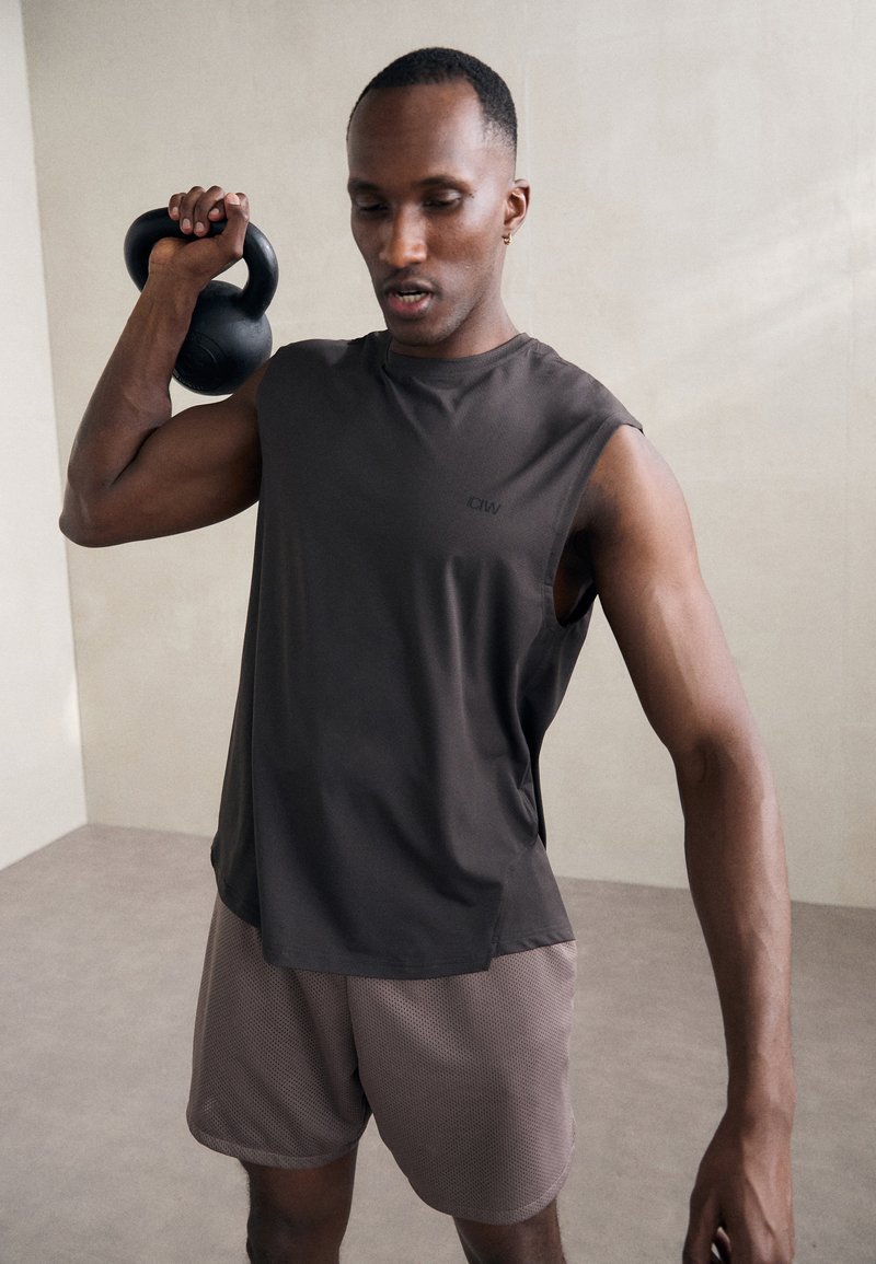 ICANIWILL STRIDE SLEEVELESS MEN - Top - charcoal