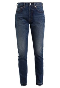 Jeans de mezclilla azul oscuro con corte slim, que presentan un diseño de cinco bolsillos, costuras en contraste y detalle de dobladillo deshilachado.