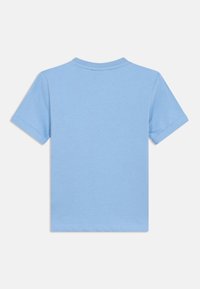 Světle modré tričko s krátkým rukávem z bavlny. Design s kulatým výstřihem, rovný lem a ohrnuté rukávy, s hladkou texturou.