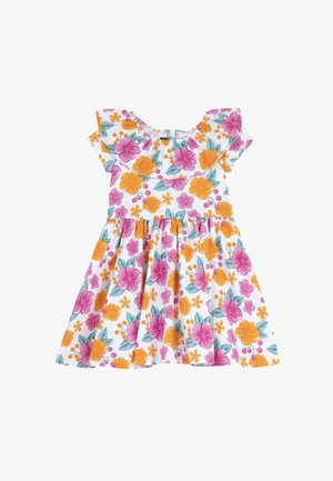Robe florale avec des manches courtes évasées, fond blanc, ornée de fleurs roses et orange, de feuilles vertes et d'un détail à taille froncée.