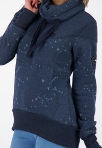 Sudadera azul marino con cuello de cisne, que presenta patrones de pájaros en azul claro, un bolsillo frontal y puños y dobladillo acanalados para mayor textura.