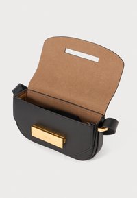 Borsa a tracolla nera in pelle con chiusura in metallo dorato, interno in suede marrone e texture liscia. Presenta un pattina superiore e una tracolla regolabile.