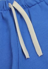 Shorts blu con elastico in vita, realizzati in morbido cotone, caratterizzati da una superficie texturizzata e da un cordino color crema per la regolazione.