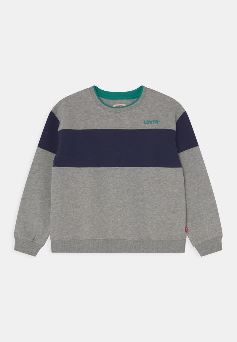 Sweat-shirt col rond gris clair avec large bande horizontale bleu marine sur la poitrine et les manches, col intérieur turquoise, et petit logo Levi's turquoise.