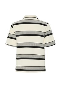 Polo à manches courtes avec base crème et rayures horizontales noires alternées épaisses et fines, vu de dos.