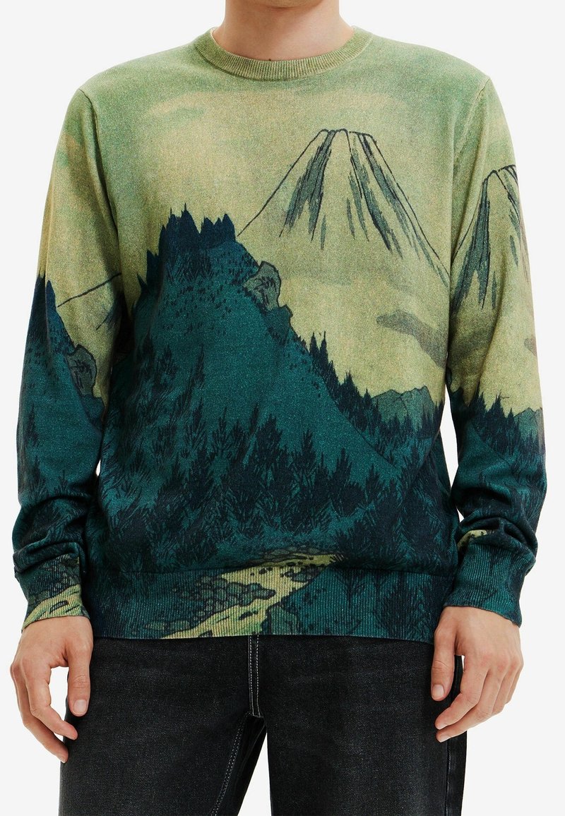 Grönstickad tröja med ett landskapsmotiv av berg i olika nyanser, med rund halsringning och långa ärmar. Strukturerad yta genom hela plagget.