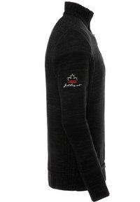 Schwarzer Pullover mit hohem Kragen, gerippten Bündchen und seitlichen Einsätzen. Gesticktes "Canada"-Logo mit einem Ahornblatt-Akzent am Arm.