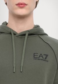 EA7 Emporio Armani FELPA - Melegítőfelső - beetle