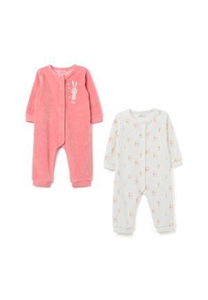 Zwei weiche Babystrampler: einer in Pink mit einem Hasen und Herzen, beschriftet mit "Cutie", der andere in Weiß mit einem wiederholten Hasen-Muster. Beide haben lange Ärmel und Druckknöpfe.