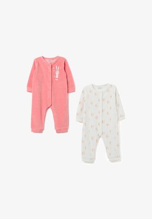 Twee zachte babyrompertjes: één roze met een konijn en harten met het label "Cutie," en één witte met een herhaald konijnenpatroon. Beide hebben lange mouwen en drukknoopjes.