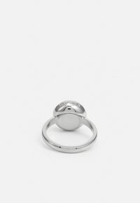 Guess UNIQUE SOLITAIRE srebrny