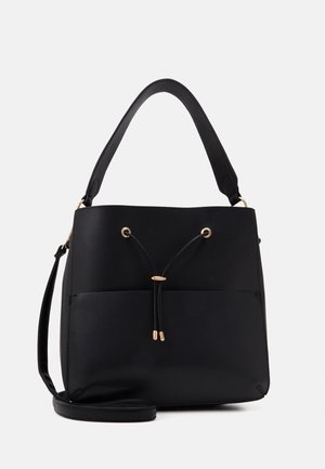 Schwarze Handtasche mit breitem Griff, vorderem Kordelzug-Detail mit goldenen Akzenten und einem zusätzlichen langen Riemen unter der Tasche.