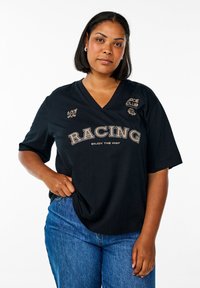 Sort, kortærmet V-hals t-shirt med guldtekst "RACING" og "ENJOY THE WAY." Har logoer på venstre brystområde og blødt stof.