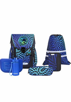 Set de mochila escolar de cuadros azules y negros con bolsa de cordón, estuche para lápices, botella de agua y fiambrera, con diseño de mando de videojuegos.