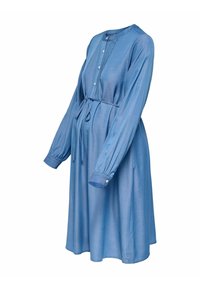 Niebieska sukienka z długim rękawem wykonana z miękkiego materiału. Posiada guziki z przodu, plisowane wykończenie oraz pasek w talii do regulacji dopasowania.