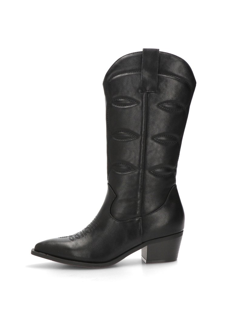 Bota de vaquero de cuero negro con punta afilada, costura decorativa, parte superior curva y tacón cuadrado; cuenta con acentos recortados en el caña.