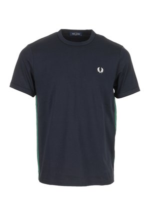 T-shirt bleu marine à manches courtes avec des panneaux latéraux verts et un petit logo de laurier blanc sur la poitrine gauche.