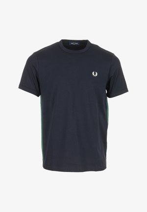 T-shirt bleu marine à manches courtes avec des panneaux latéraux verts et un petit logo de laurier blanc sur la poitrine gauche.