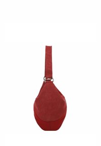 Borsa a spalla in suede rosso con una texture liscia, una forma curva e una tracolla larga. Presenta dettagli in metallo argentato per l'attacco.
